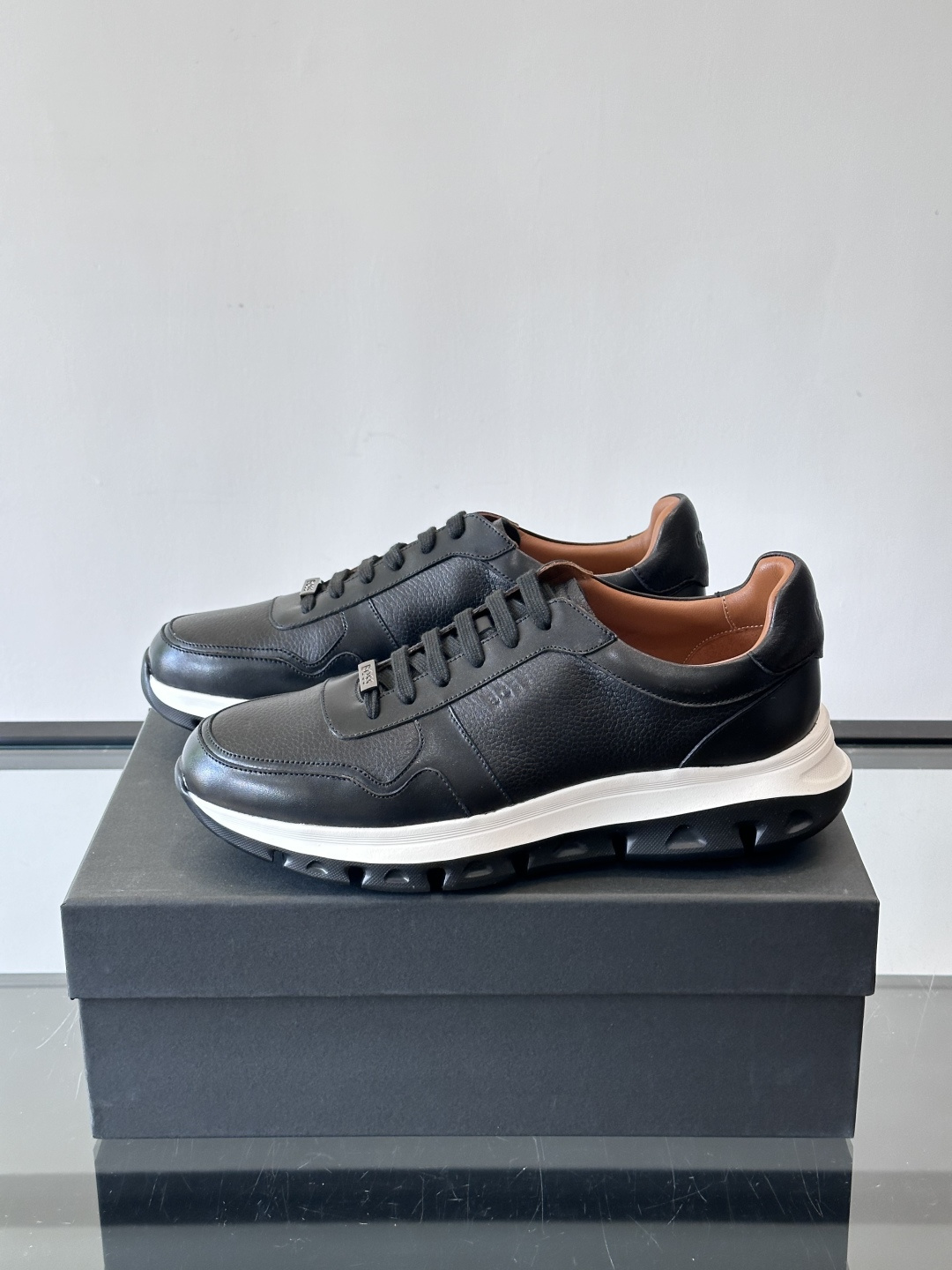 BOOS男士休闲运动鞋，黑色牛皮革鞋面，质感细腻又耐用，内里和鞋垫都是头层牛皮，穿着超舒适透气'。EVA