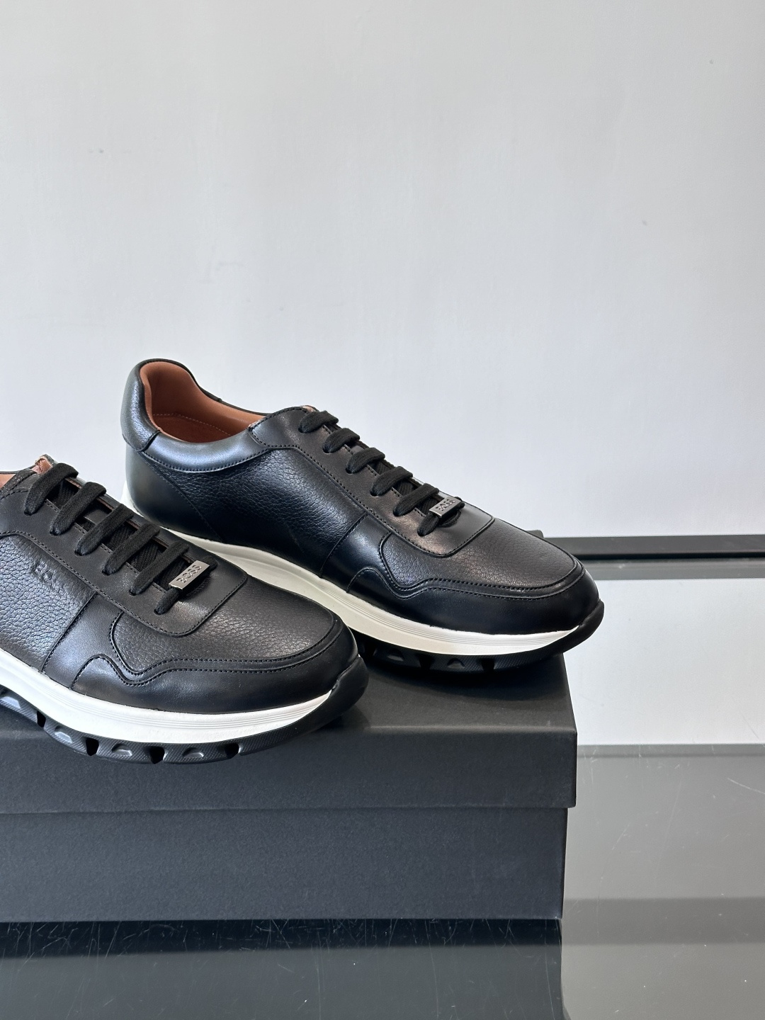 BOOS男士休闲运动鞋，黑色牛皮革鞋面，质感细腻又耐用，内里和鞋垫都是头层牛皮，穿着超舒适透气'。EVA