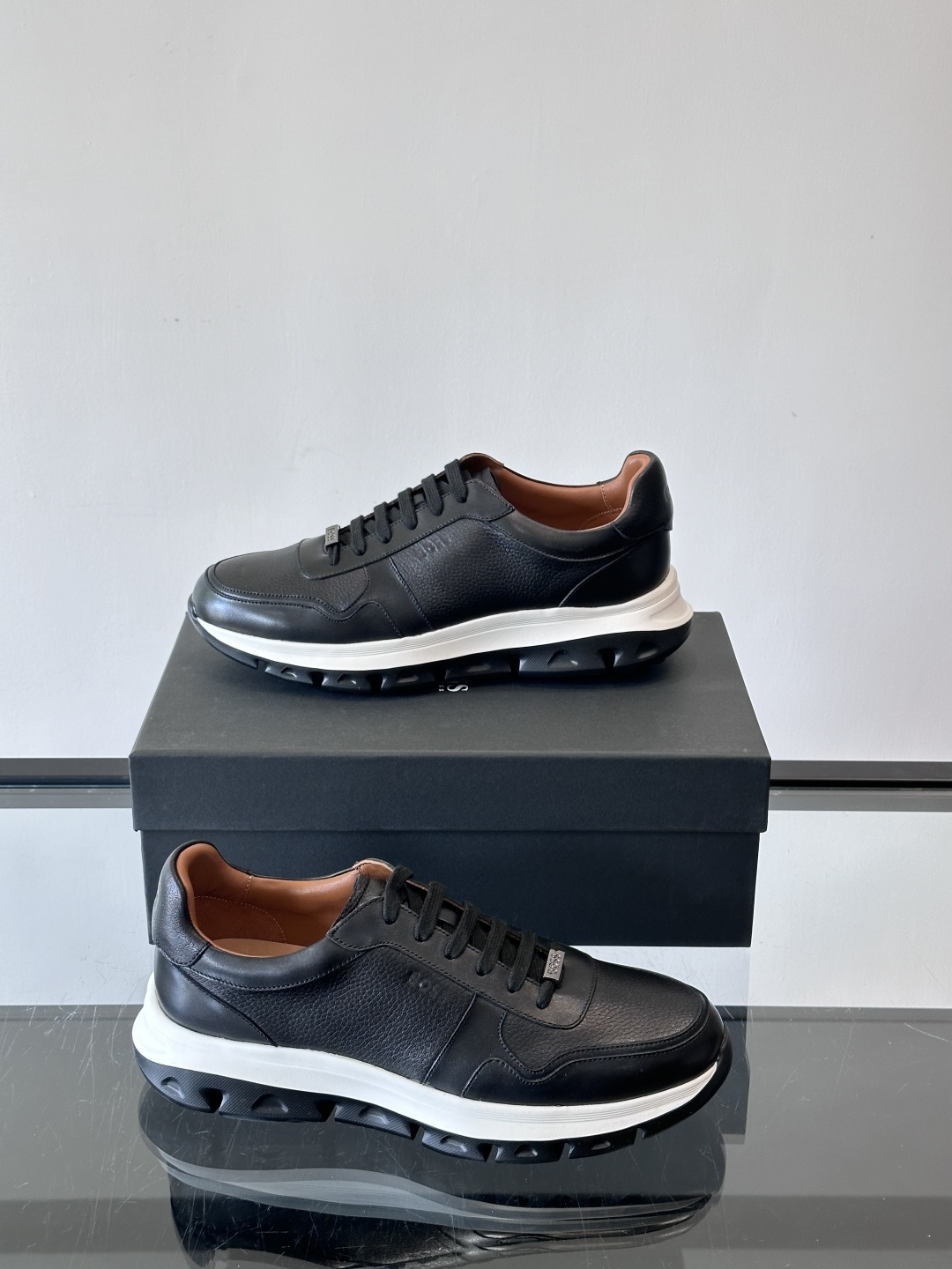 BOOS男士休闲运动鞋，黑色牛皮革鞋面，质感细腻又耐用，内里和鞋垫都是头层牛皮，穿着超舒适透气'。EVA