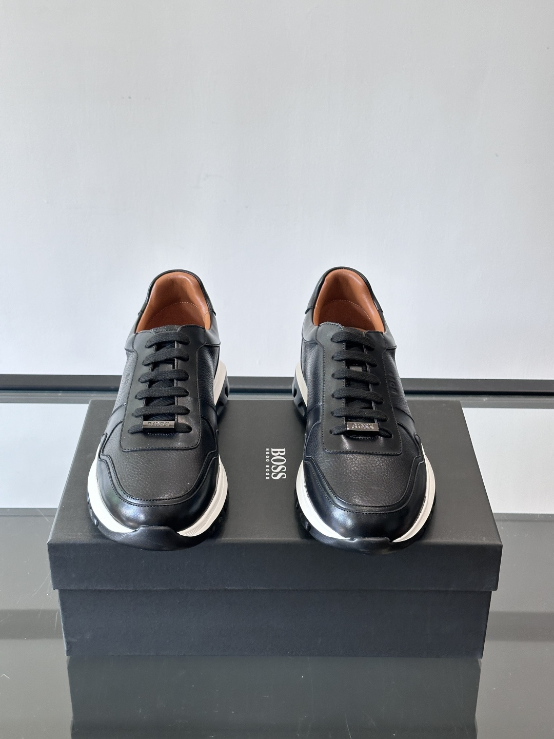 BOOS男士休闲运动鞋，黑色牛皮革鞋面，质感细腻又耐用，内里和鞋垫都是头层牛皮，穿着超舒适透气'。EVA