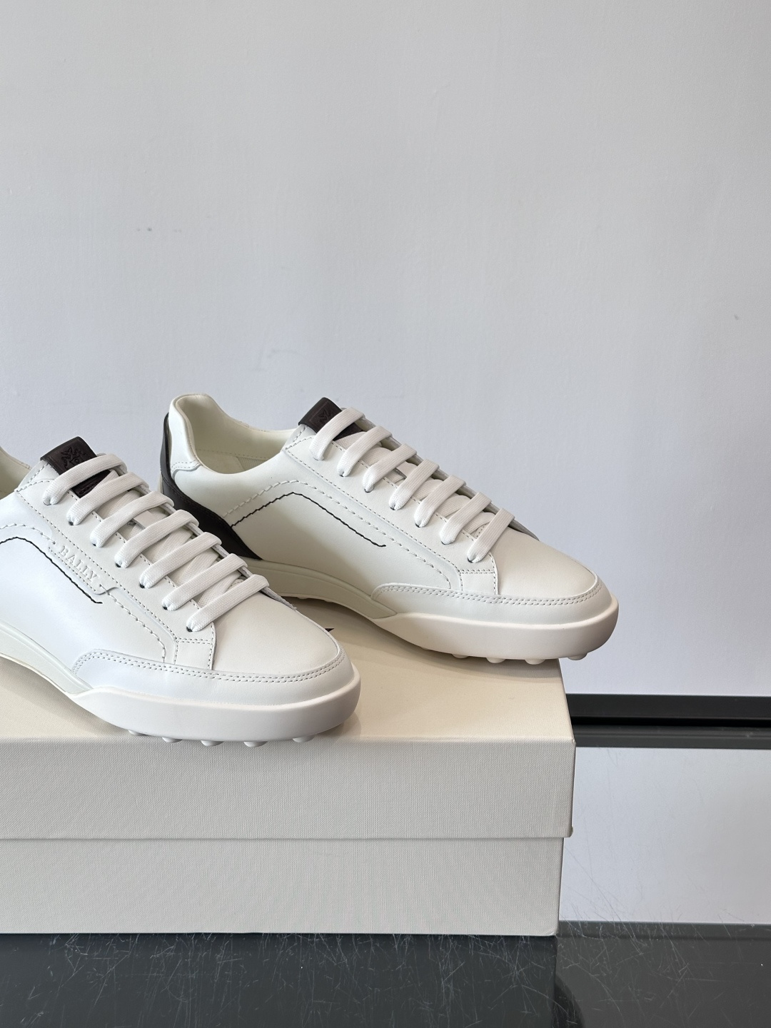 Bally男士板鞋，优质皮革制作。简约大方，橡胶鞋底抓地力强又舒适。鞋舌和鞋带孔有深色细节，低调有层次感