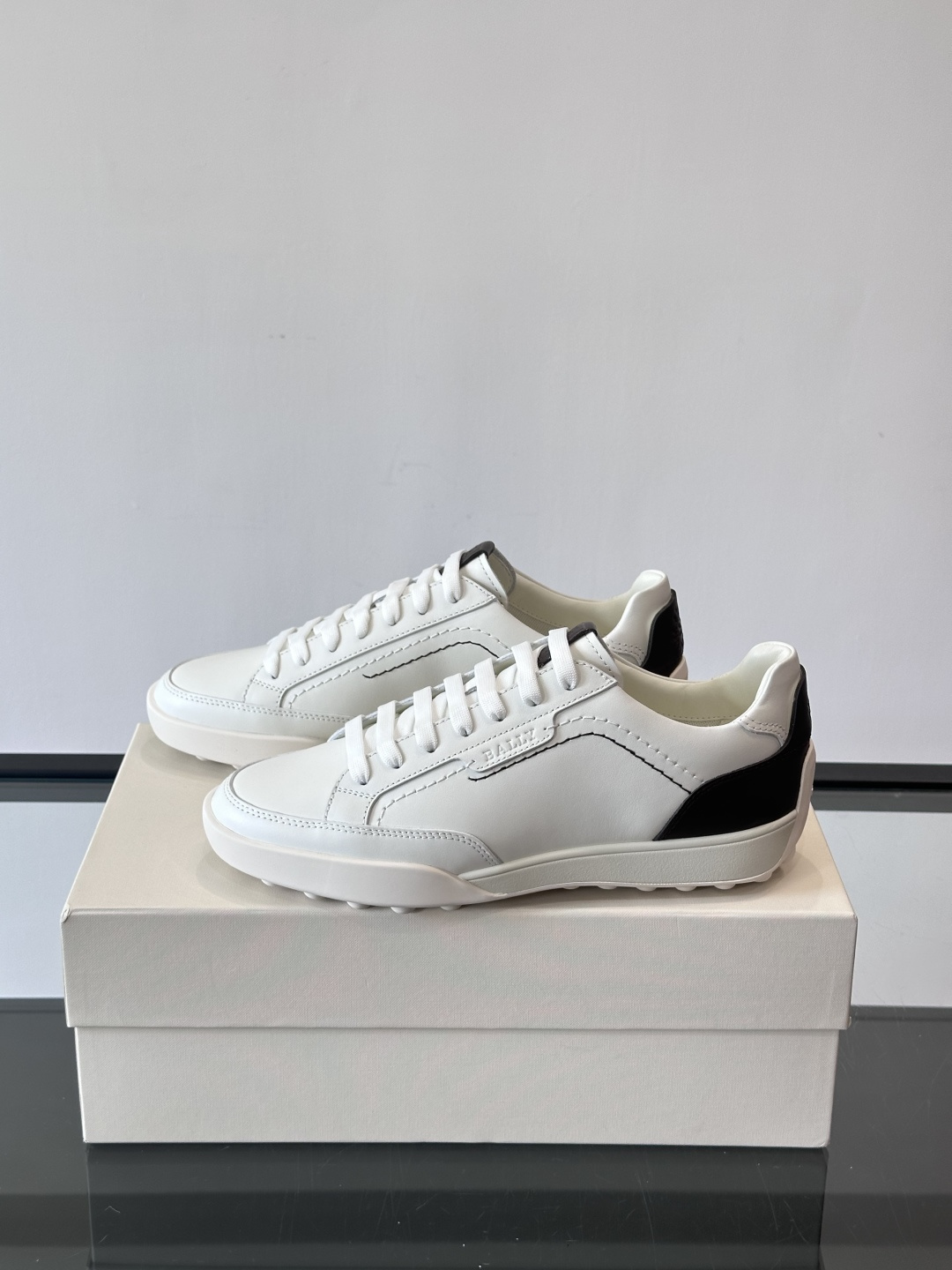 Bally男士板鞋，优质皮革制作。简约大方，橡胶鞋底抓地力强又舒适。鞋舌和鞋带孔有深色细节，低调有层次感