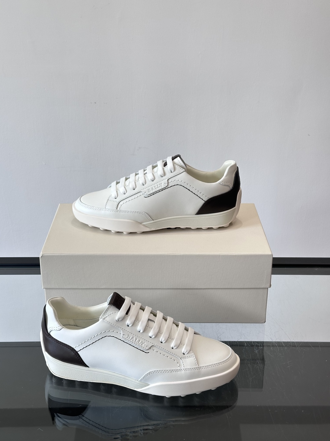 Bally男士板鞋，优质皮革制作。简约大方，橡胶鞋底抓地力强又舒适。鞋舌和鞋带孔有深色细节，低调有层次感