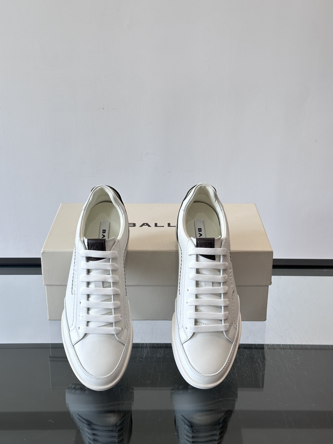 Bally男士板鞋，优质皮革制作。简约大方，橡胶鞋底抓地力强又舒适。鞋舌和鞋带孔有深色细节，低调有层次感