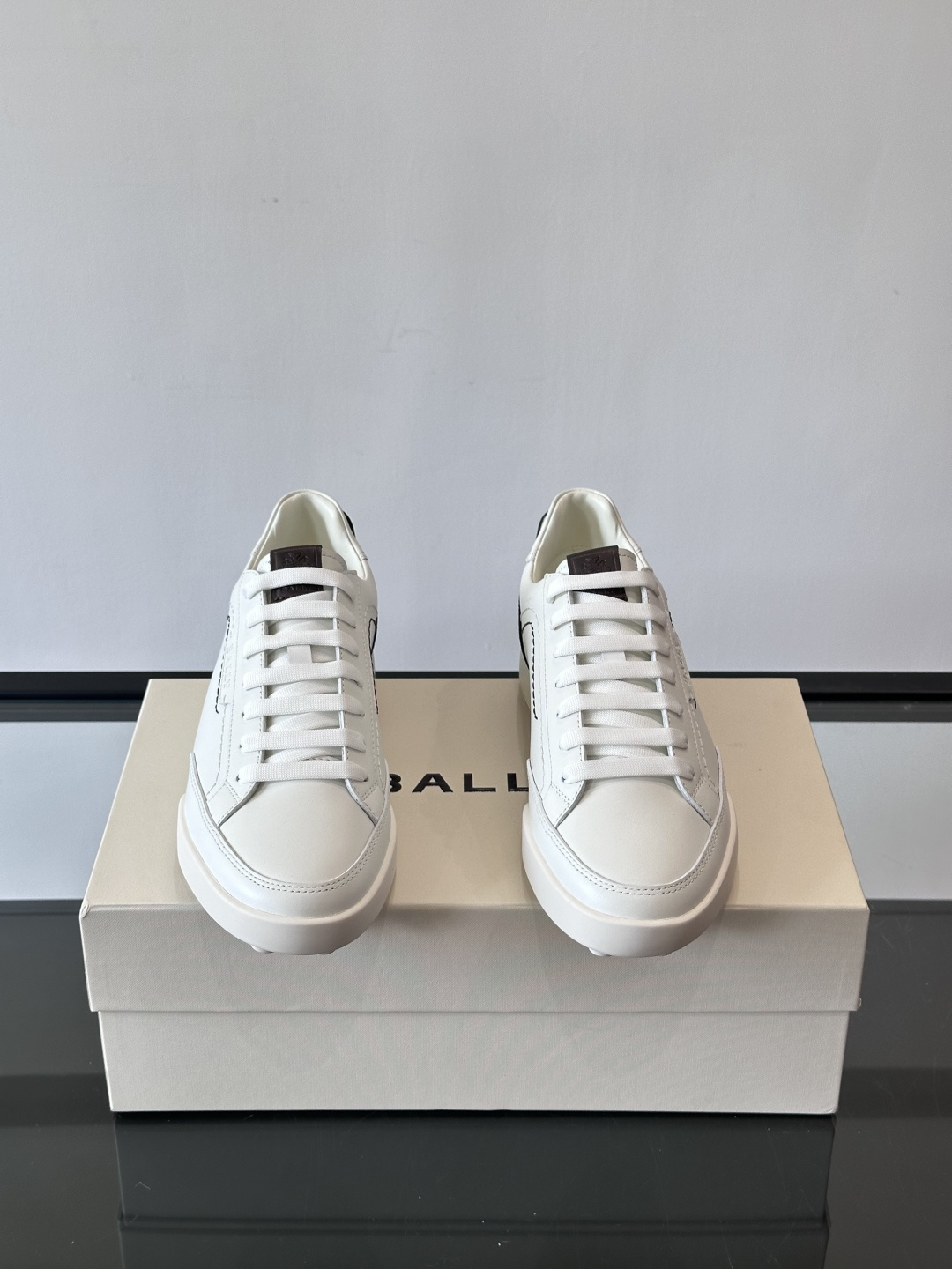 Bally男士板鞋，优质皮革制作。简约大方，橡胶鞋底抓地力强又舒适。鞋舌和鞋带孔有深色细节，低调有层次感