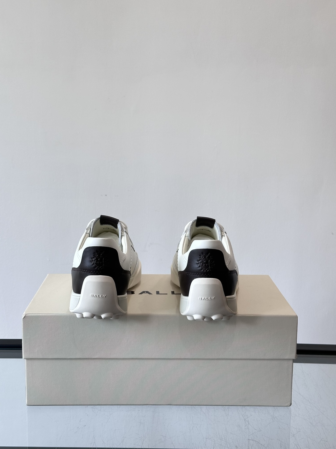 Bally男士板鞋，优质皮革制作。简约大方，橡胶鞋底抓地力强又舒适。鞋舌和鞋带孔有深色细节，低调有层次感