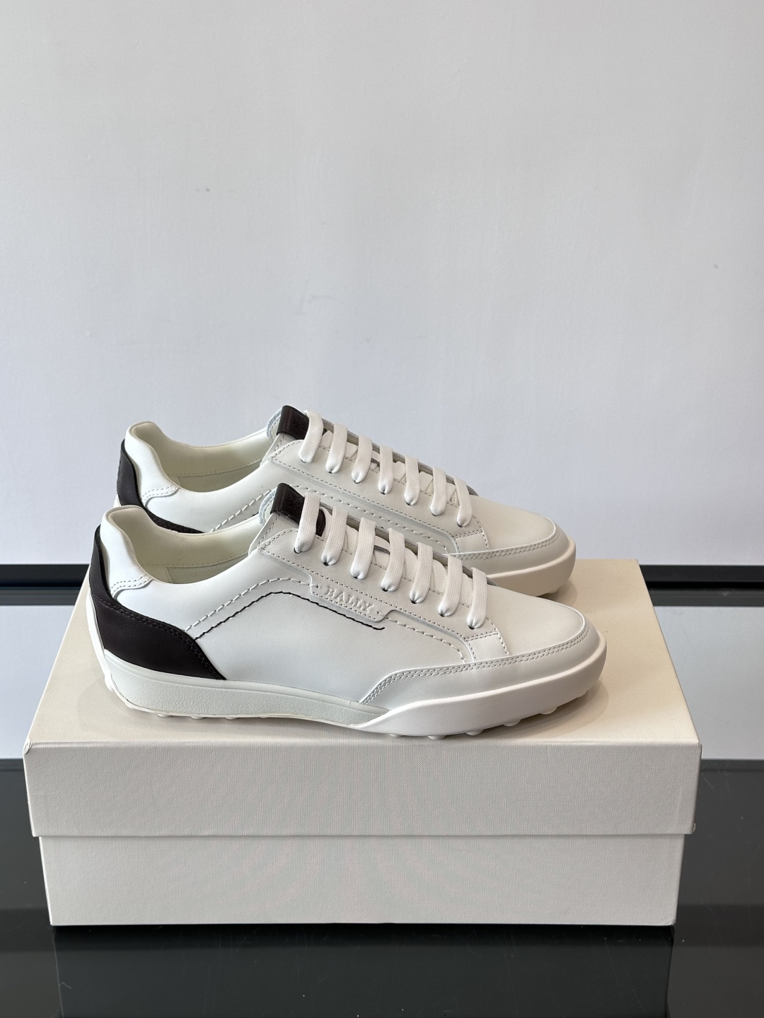 Bally男士板鞋，优质皮革制作。简约大方，橡胶鞋底抓地力强又舒适。鞋舌和鞋带孔有深色细节，低调有层次感