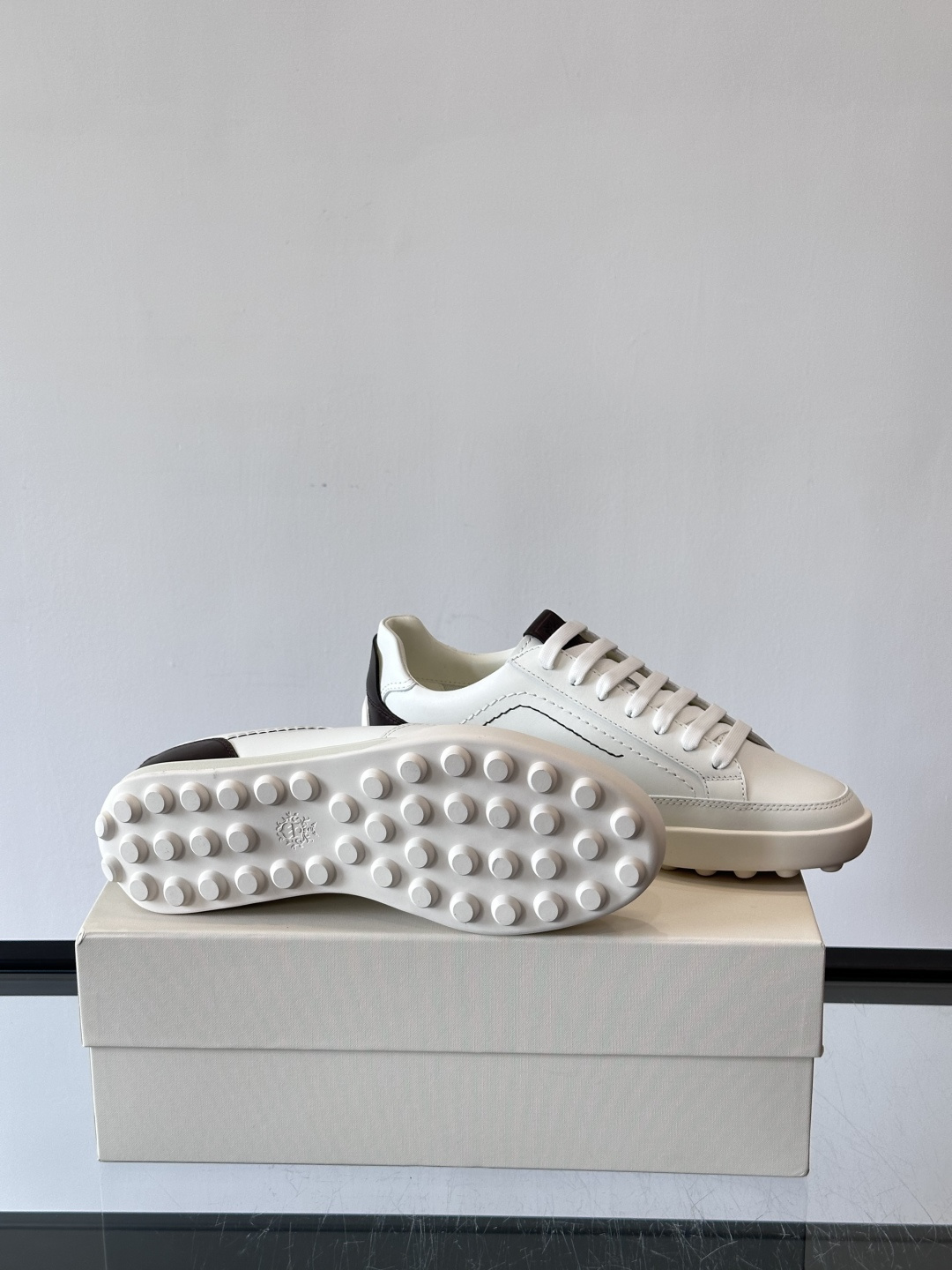 Bally男士板鞋，优质皮革制作。简约大方，橡胶鞋底抓地力强又舒适。鞋舌和鞋带孔有深色细节，低调有层次感