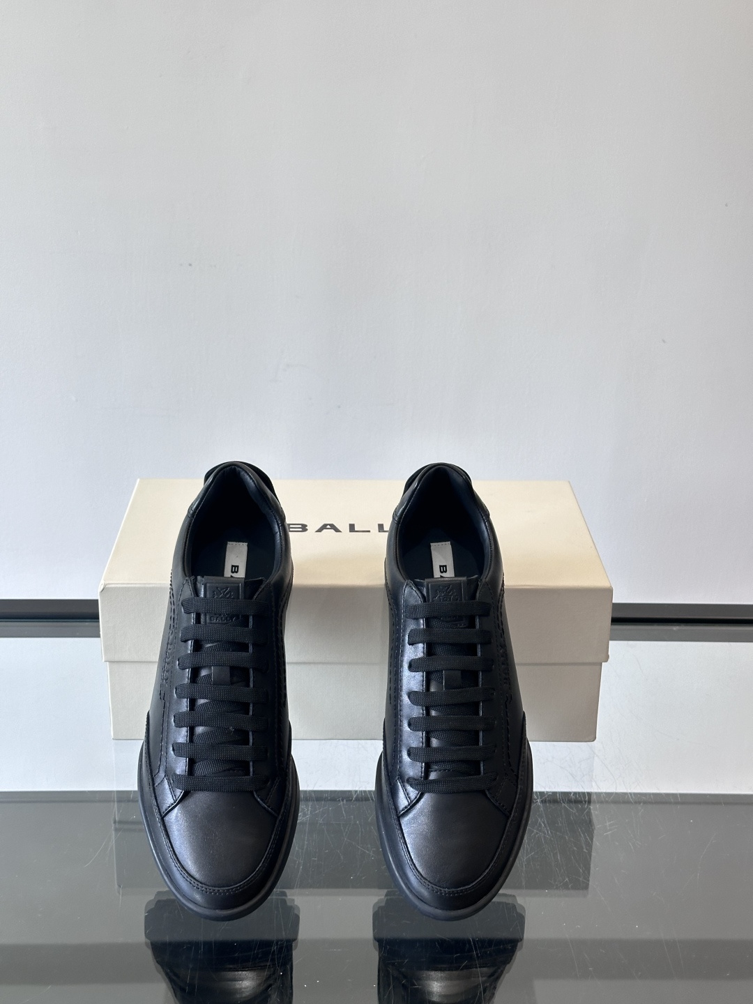 Bally男士板鞋，优质皮革制作。简约大方，橡胶鞋底抓地力强又舒适。鞋舌和鞋带孔有深色细节，低调有层次感