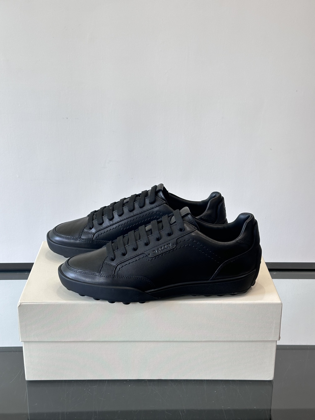 Bally男士板鞋，优质皮革制作。简约大方，橡胶鞋底抓地力强又舒适。鞋舌和鞋带孔有深色细节，低调有层次感