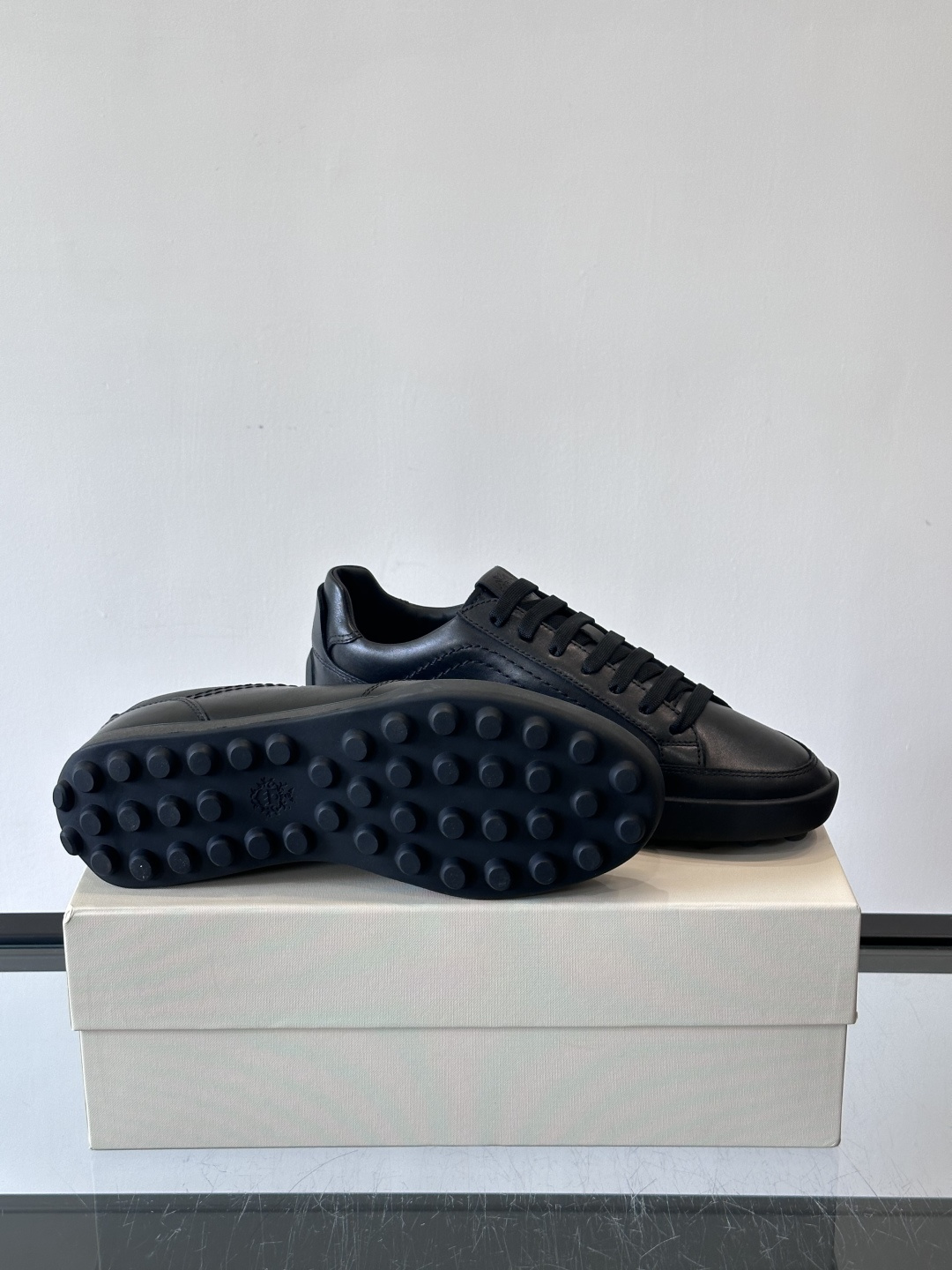 Bally男士板鞋，优质皮革制作。简约大方，橡胶鞋底抓地力强又舒适。鞋舌和鞋带孔有深色细节，低调有层次感