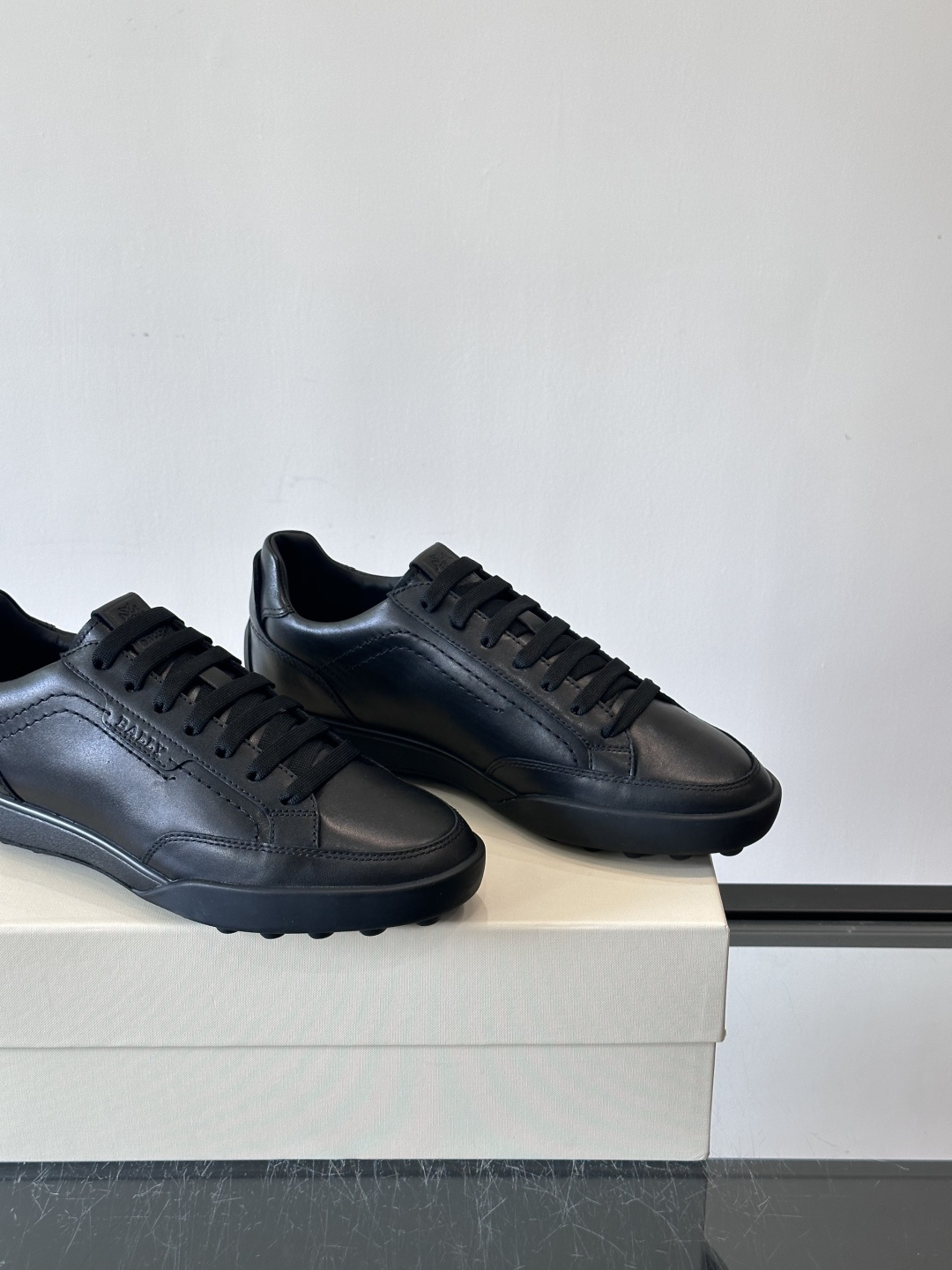 Bally男士板鞋，优质皮革制作。简约大方，橡胶鞋底抓地力强又舒适。鞋舌和鞋带孔有深色细节，低调有层次感