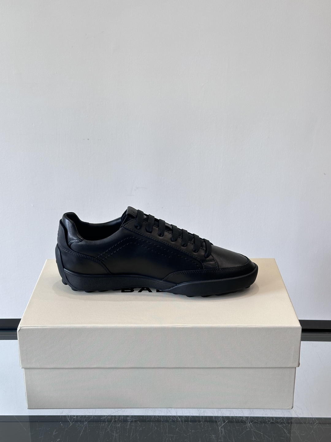 Bally男士板鞋，优质皮革制作。简约大方，橡胶鞋底抓地力强又舒适。鞋舌和鞋带孔有深色细节，低调有层次感