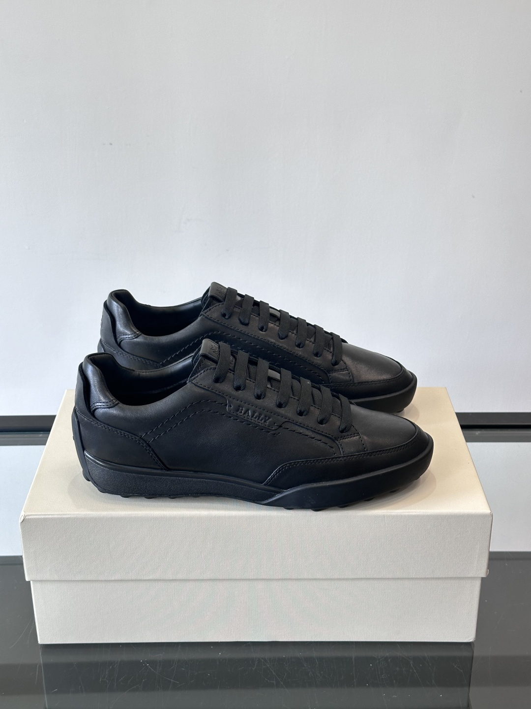 NO:587188,Bally men's sneakers are made of high-quality leather. They are simple and elegant, and the rubber soles have strong grip and comfort. The tongue and lace holes have dark details, which are low-key and layered. They can be easily used for daily commuting and leisure, versatile and fashionable!  ,size39-44,Bally casual shoes,bally19860909Bally男士板鞋,优质皮革制作.简约大方,橡胶鞋底抓地力强又舒适.鞋舌和鞋带孔有深色细节,低调有层次感.日常通勤、休闲都能轻松驾驭,百搭又时髦！ ,size39-44,巴利 休闲鞋,bally,Men's shoes