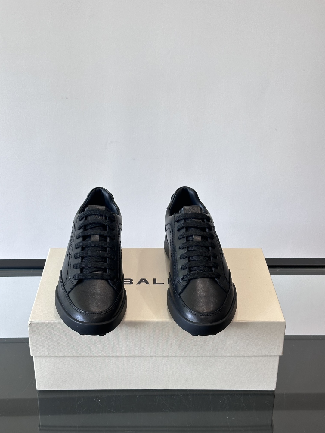 Bally男士板鞋，优质皮革制作。简约大方，橡胶鞋底抓地力强又舒适。鞋舌和鞋带孔有深色细节，低调有层次感