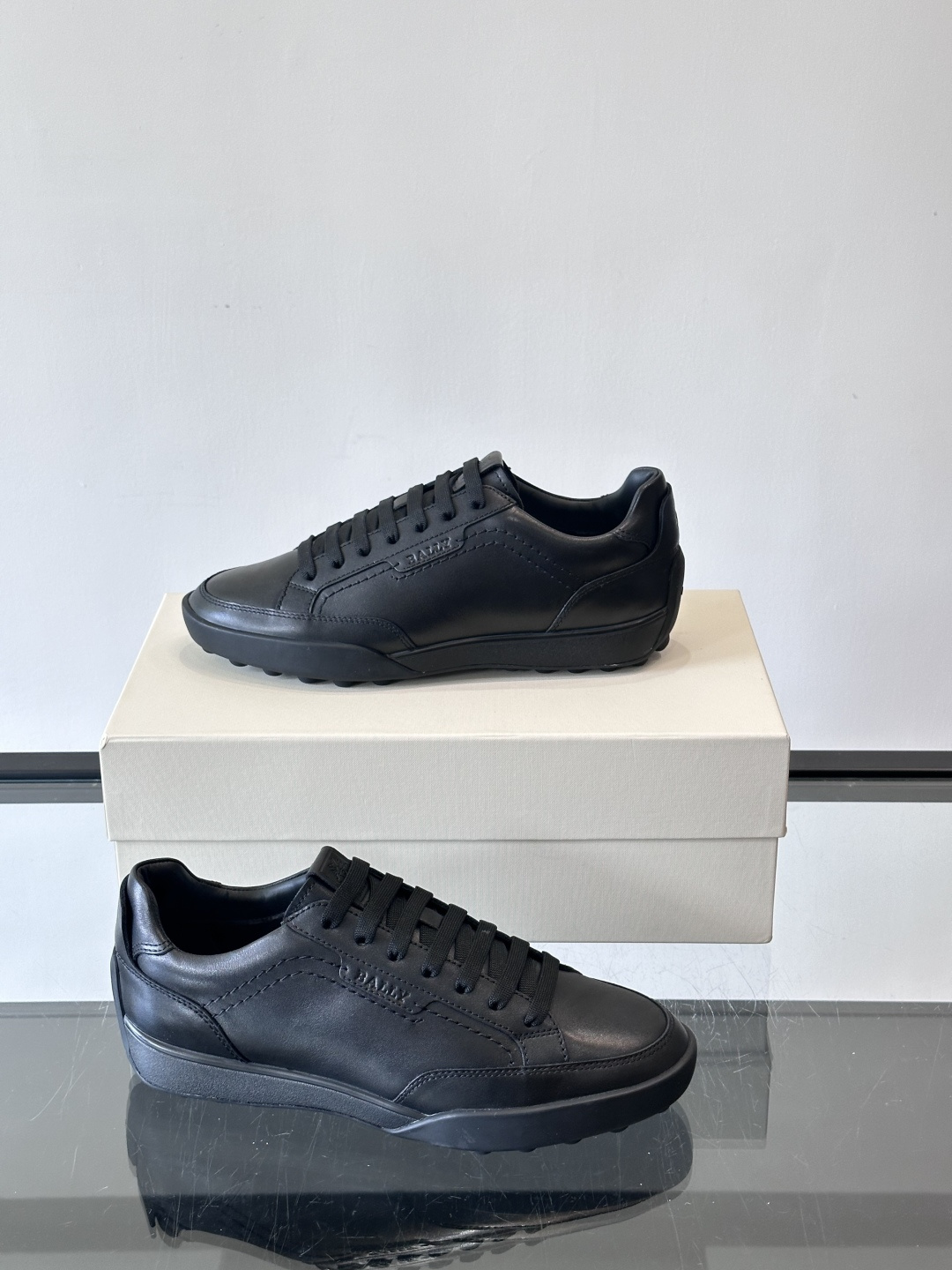 Bally男士板鞋，优质皮革制作。简约大方，橡胶鞋底抓地力强又舒适。鞋舌和鞋带孔有深色细节，低调有层次感