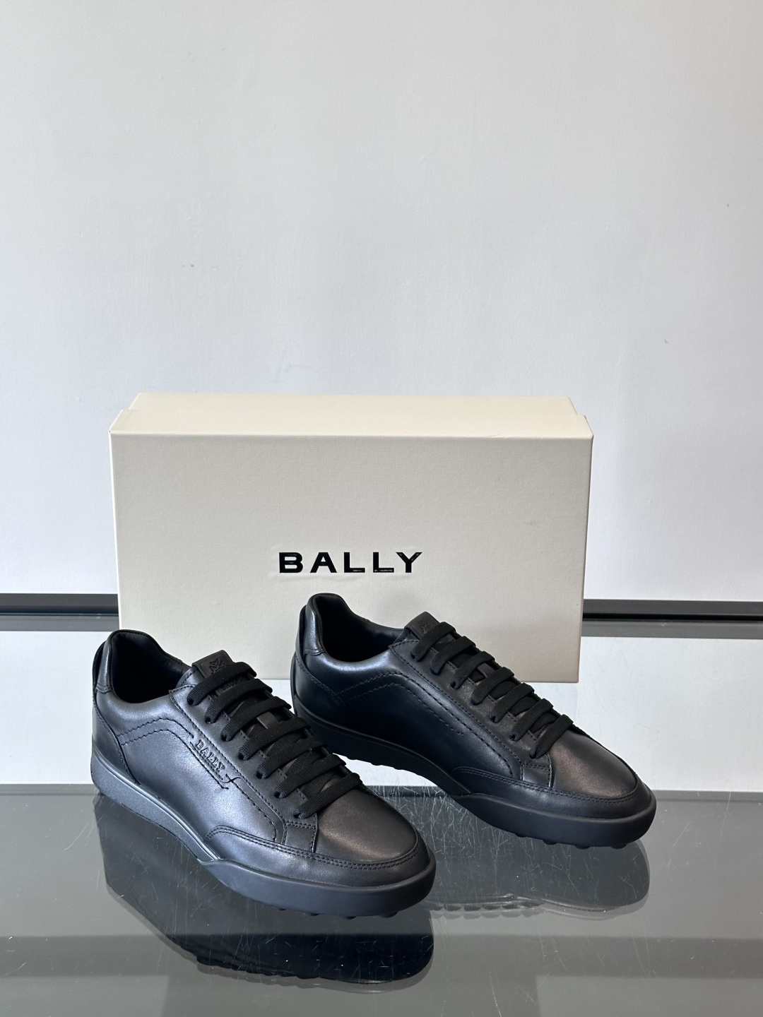 Bally男士板鞋，优质皮革制作。简约大方，橡胶鞋底抓地力强又舒适。鞋舌和鞋带孔有深色细节，低调有层次感