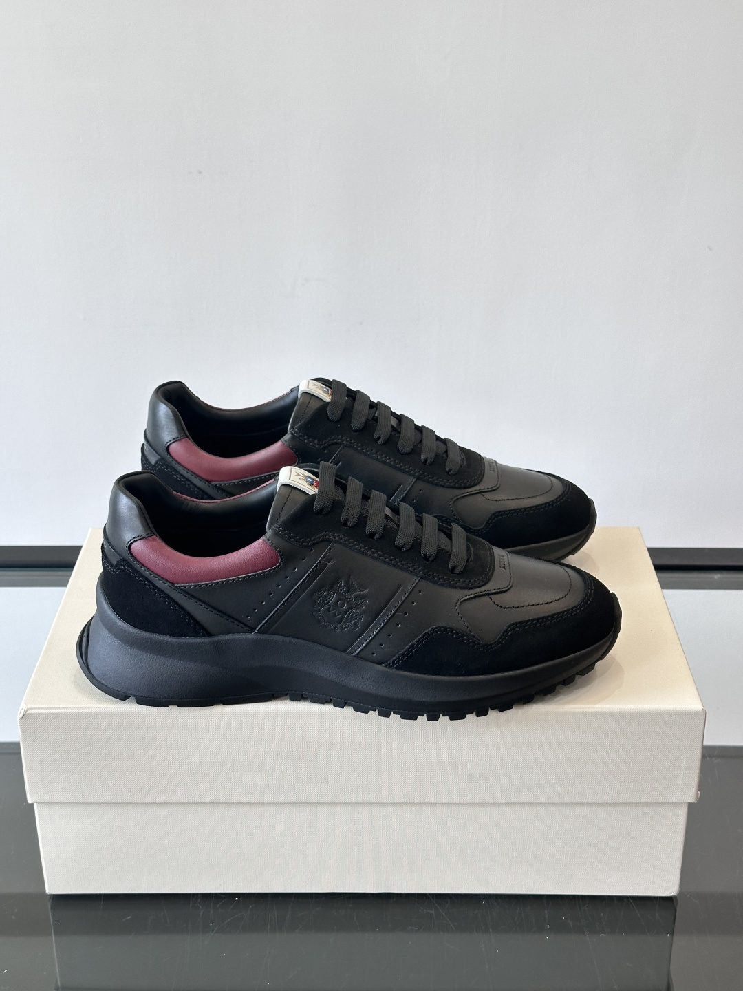 Bally拼接运动鞋，简约复古风，优质皮革＋麂皮拼接，透气又舒适。厚底橡胶鞋底，缓震力满分，适合长时间穿