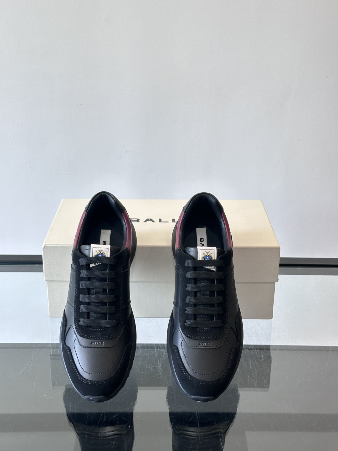 Bally拼接运动鞋，简约复古风，优质皮革＋麂皮拼接，透气又舒适。厚底橡胶鞋底，缓震力满分，适合长时间穿