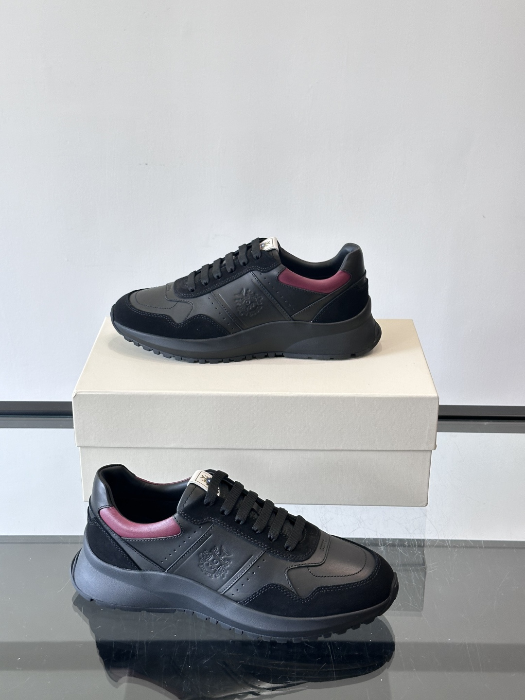 Bally拼接运动鞋，简约复古风，优质皮革＋麂皮拼接，透气又舒适。厚底橡胶鞋底，缓震力满分，适合长时间穿