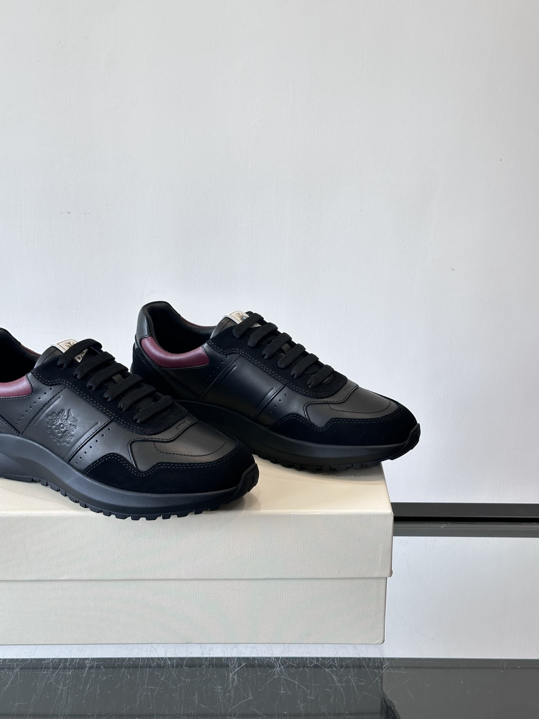 Bally拼接运动鞋，简约复古风，优质皮革＋麂皮拼接，透气又舒适。厚底橡胶鞋底，缓震力满分，适合长时间穿