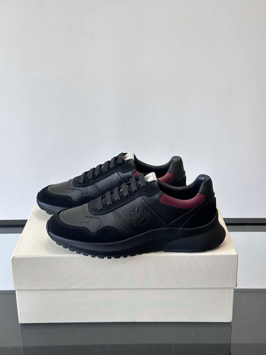 Bally拼接运动鞋，简约复古风，优质皮革＋麂皮拼接，透气又舒适。厚底橡胶鞋底，缓震力满分，适合长时间穿