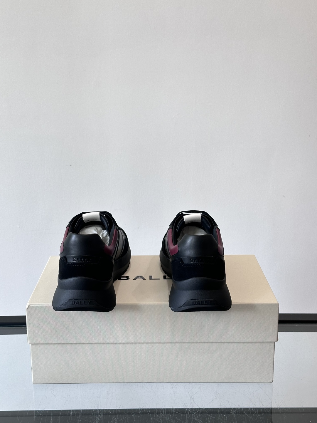 Bally拼接运动鞋，简约复古风，优质皮革＋麂皮拼接，透气又舒适。厚底橡胶鞋底，缓震力满分，适合长时间穿