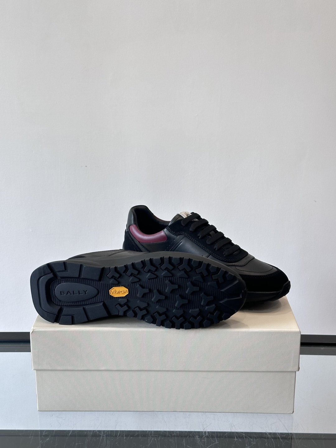 Bally拼接运动鞋，简约复古风，优质皮革＋麂皮拼接，透气又舒适。厚底橡胶鞋底，缓震力满分，适合长时间穿