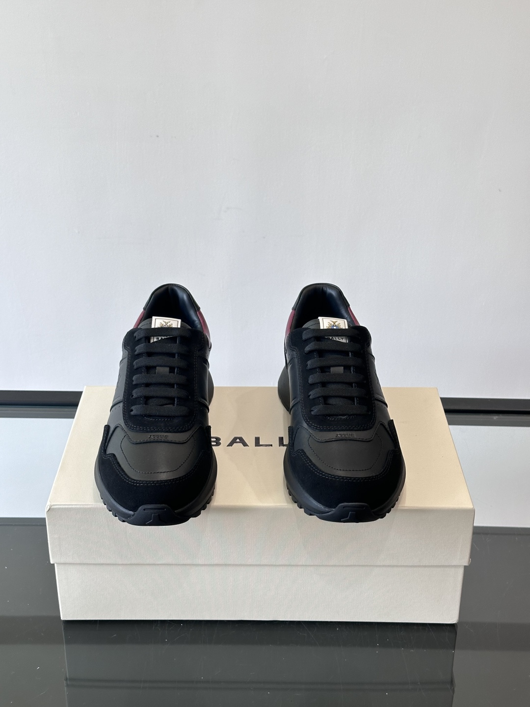 Bally拼接运动鞋，简约复古风，优质皮革＋麂皮拼接，透气又舒适。厚底橡胶鞋底，缓震力满分，适合长时间穿