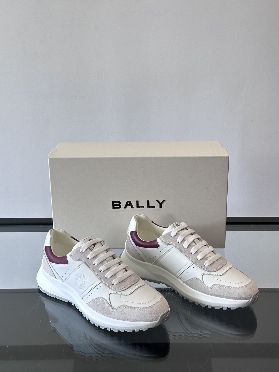 Bally拼接运动鞋，简约复古风，优质皮革＋麂皮拼接，透气又舒适。厚底橡胶鞋底，缓震力满分，适合长时间穿