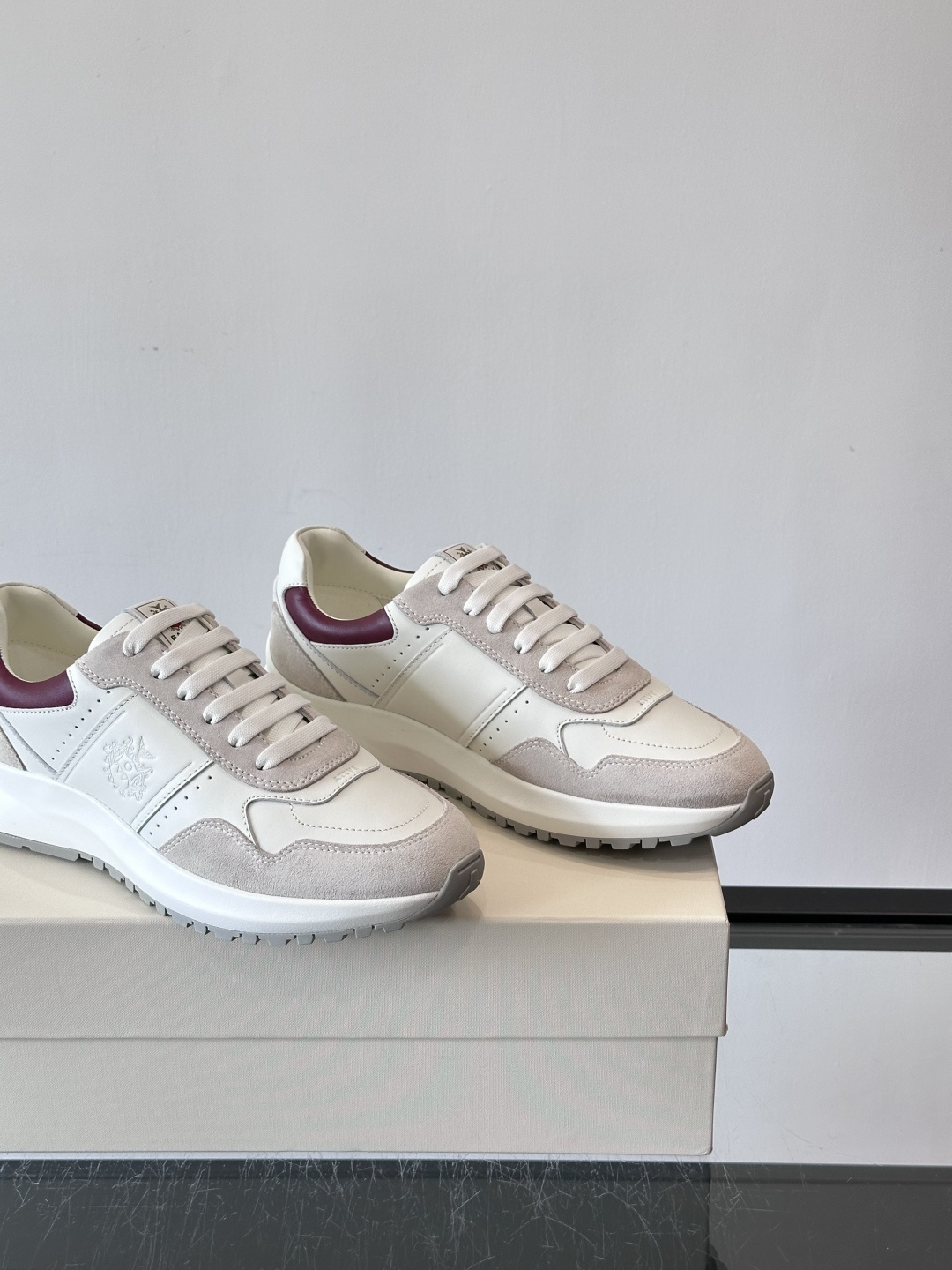 Bally拼接运动鞋，简约复古风，优质皮革＋麂皮拼接，透气又舒适。厚底橡胶鞋底，缓震力满分，适合长时间穿