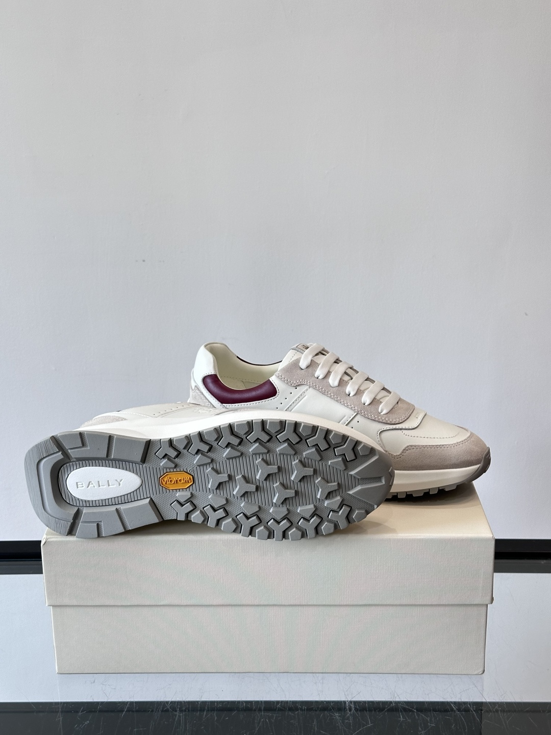 Bally拼接运动鞋，简约复古风，优质皮革＋麂皮拼接，透气又舒适。厚底橡胶鞋底，缓震力满分，适合长时间穿