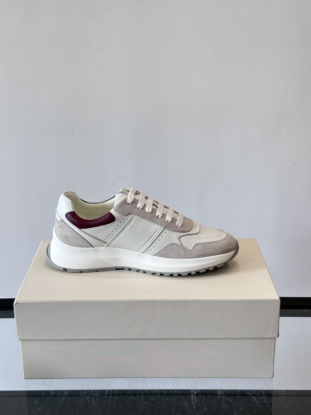 Bally拼接运动鞋，简约复古风，优质皮革＋麂皮拼接，透气又舒适。厚底橡胶鞋底，缓震力满分，适合长时间穿