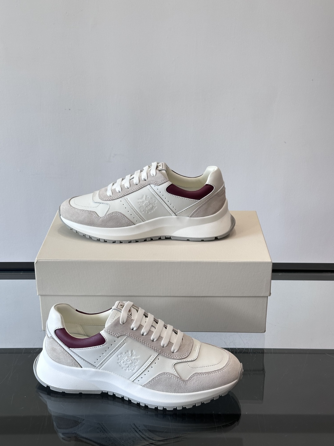 Bally拼接运动鞋，简约复古风，优质皮革＋麂皮拼接，透气又舒适。厚底橡胶鞋底，缓震力满分，适合长时间穿