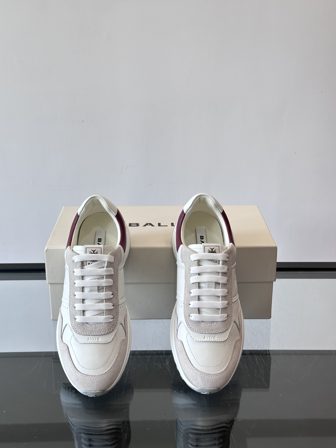 Bally拼接运动鞋，简约复古风，优质皮革＋麂皮拼接，透气又舒适。厚底橡胶鞋底，缓震力满分，适合长时间穿