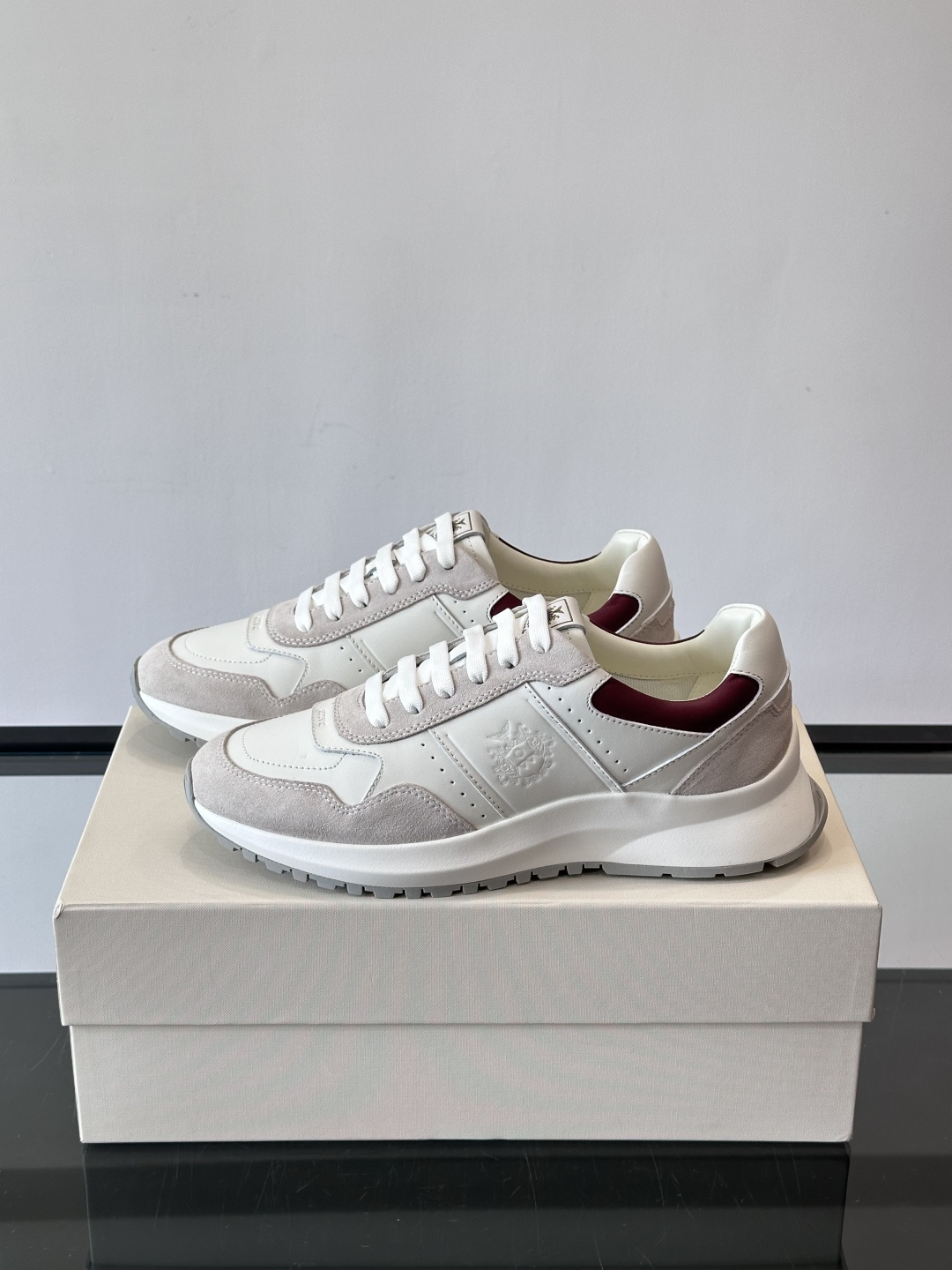 Bally拼接运动鞋，简约复古风，优质皮革＋麂皮拼接，透气又舒适。厚底橡胶鞋底，缓震力满分，适合长时间穿