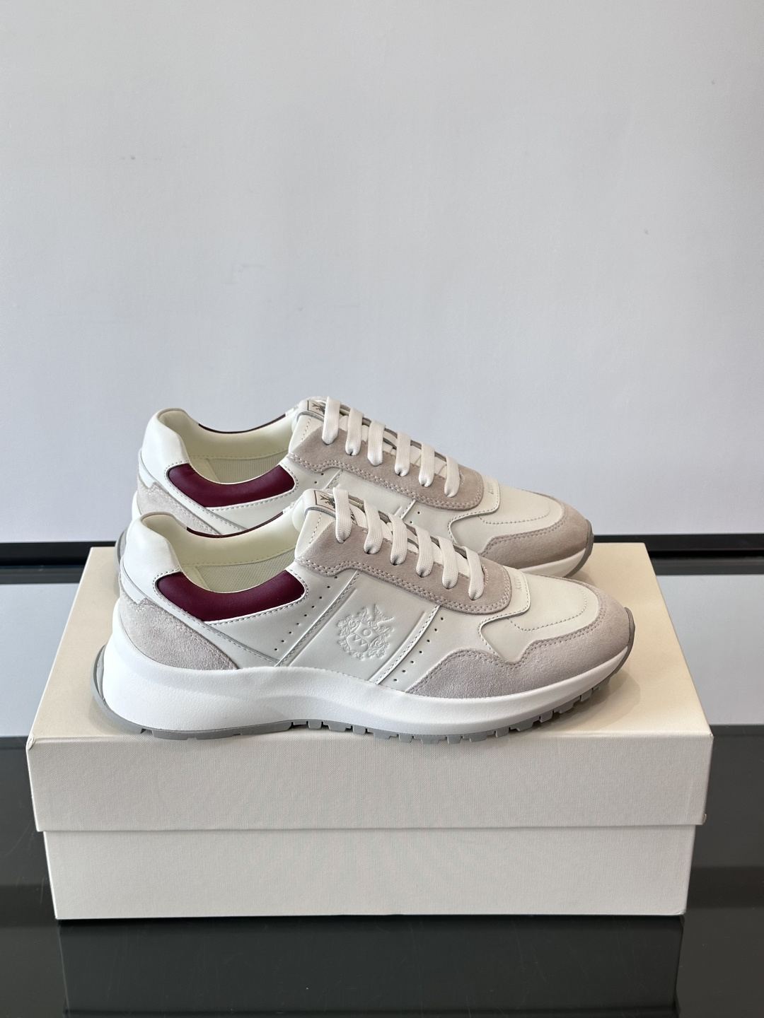 NO:587195,Bally spliced ​​sneakers, simple retro style, high-quality leather + suede splicing, breathable and comfortable. Thick rubber soles, perfect cushioning, suitable for long-term wear. The color is super vibrant, suitable for daily leisure or light exercise! There are Bally logos on the tongue and side of the shoe, which is low-key and classy. It can be easily controlled by celebrities with fat feet. It has a great slimming effect and is very fashionable when paired with jeans or sports pants! ,size39-44,Bally casual shoes,bally,sneakers,jeans,chamois leather19860909Bally拼接运动鞋,简约复古风,优质皮革＋麂皮拼接,透气又舒适.厚底橡胶鞋底,缓震力满分,适合长时间穿着.配色超有活力,日常休闲或轻运动都OK！鞋舌和侧面有Bally标志,低调又有辦识度. 脚肥星人也能轻松驾驭,显脚瘦效果很赞,搭配牛仔裤或运动裤都很时髦！ ,size39-44,巴利 休闲鞋,bally,sneakers,jeans,chamois leather,Men's shoes