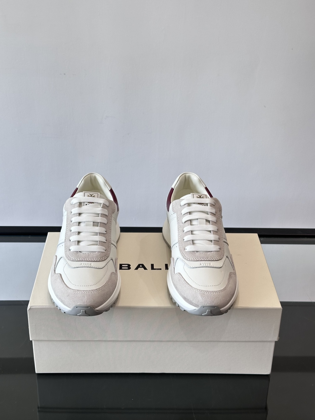 Bally拼接运动鞋，简约复古风，优质皮革＋麂皮拼接，透气又舒适。厚底橡胶鞋底，缓震力满分，适合长时间穿