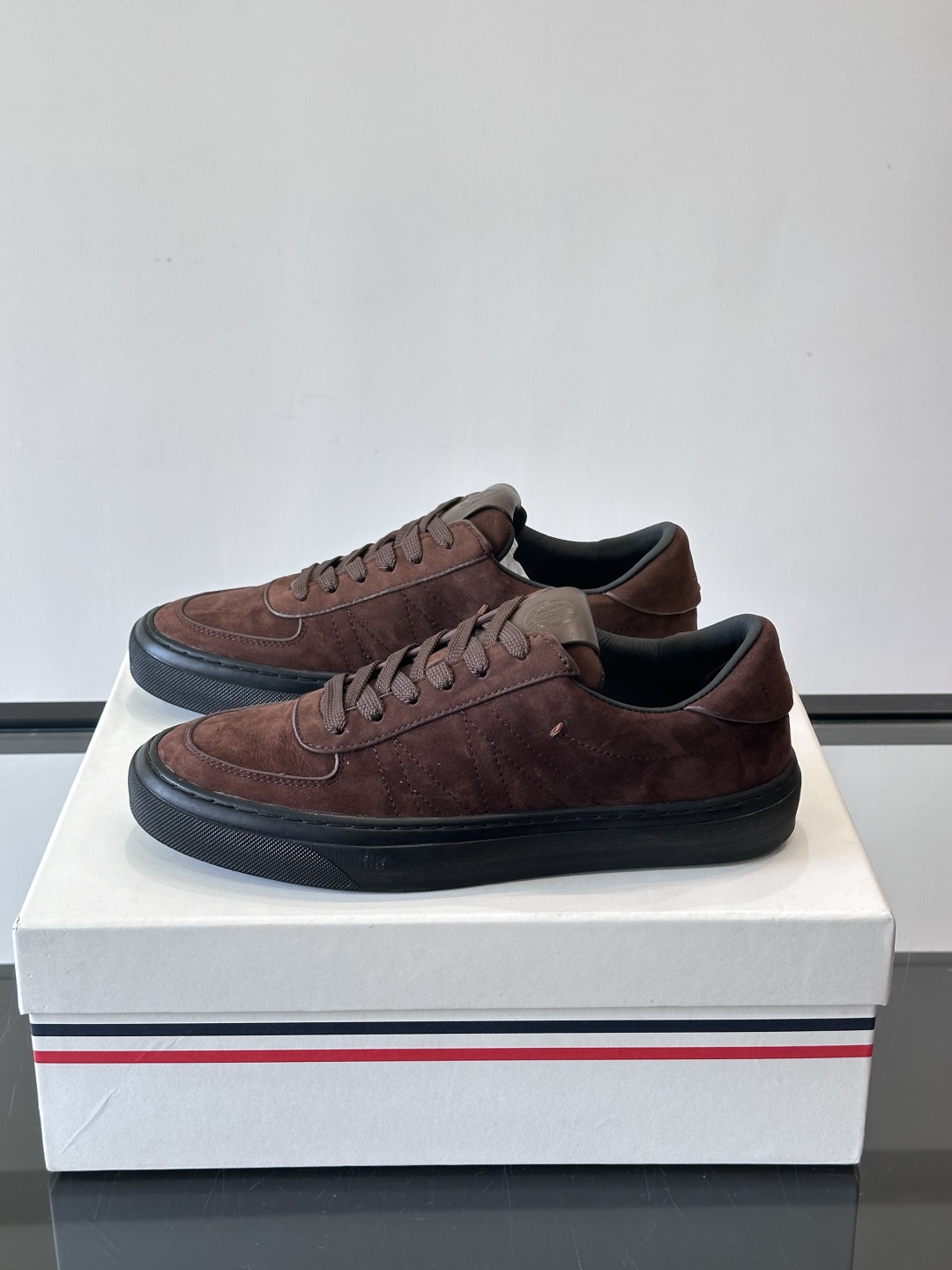 Moncler这款真皮休闲运动鞋，选用优质小牛皮，鞋面简约有质感，内衬柔软，穿着超舒适！橡胶鞋底耐磨防滑