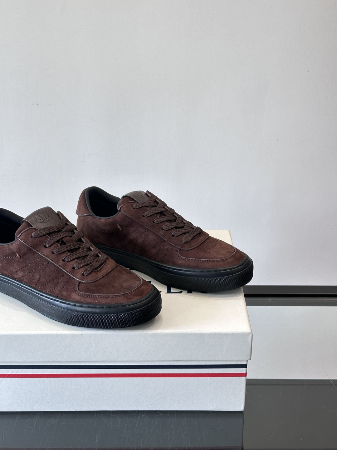 Moncler这款真皮休闲运动鞋，选用优质小牛皮，鞋面简约有质感，内衬柔软，穿着超舒适！橡胶鞋底耐磨防滑