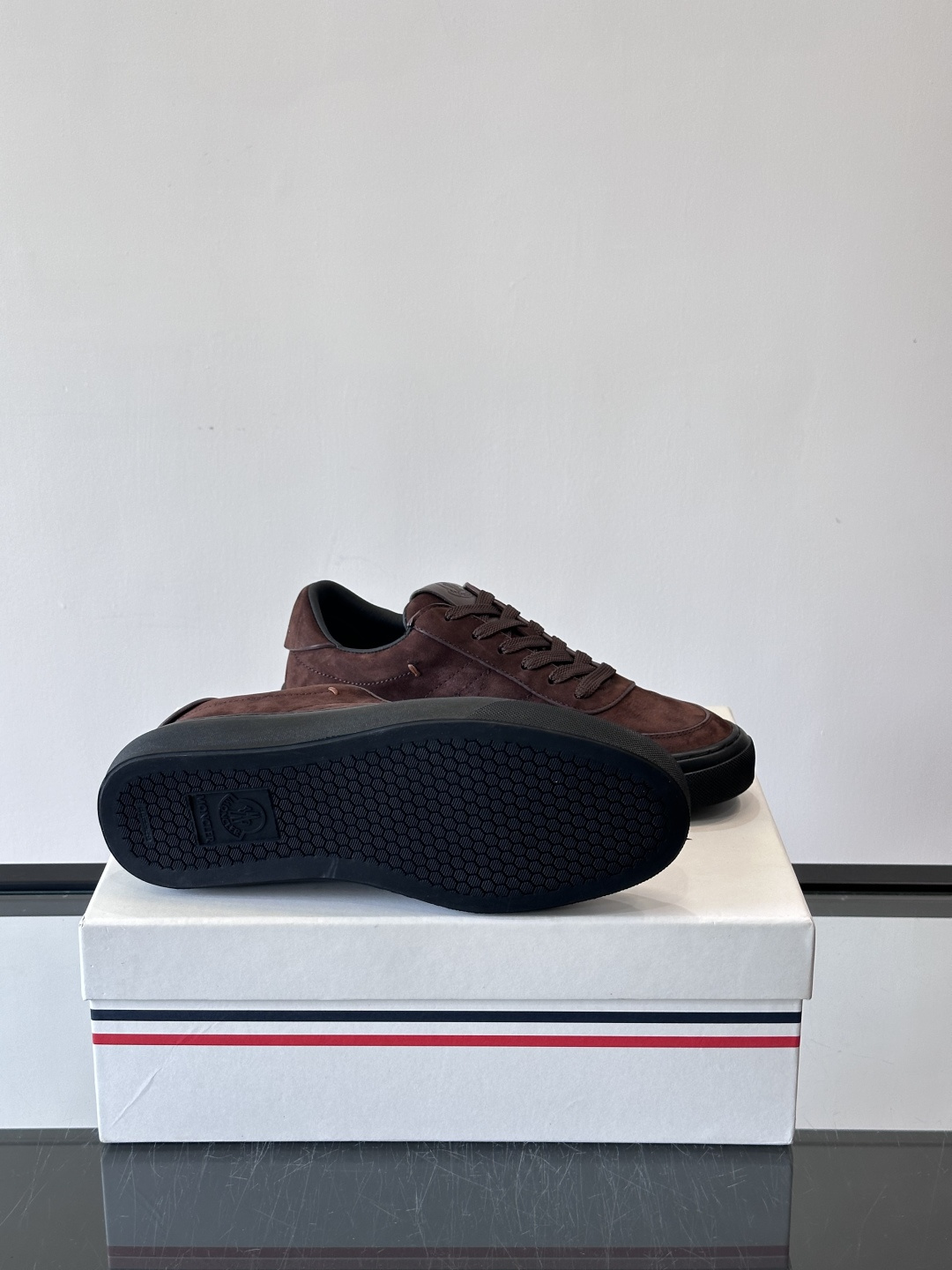 Moncler这款真皮休闲运动鞋，选用优质小牛皮，鞋面简约有质感，内衬柔软，穿着超舒适！橡胶鞋底耐磨防滑