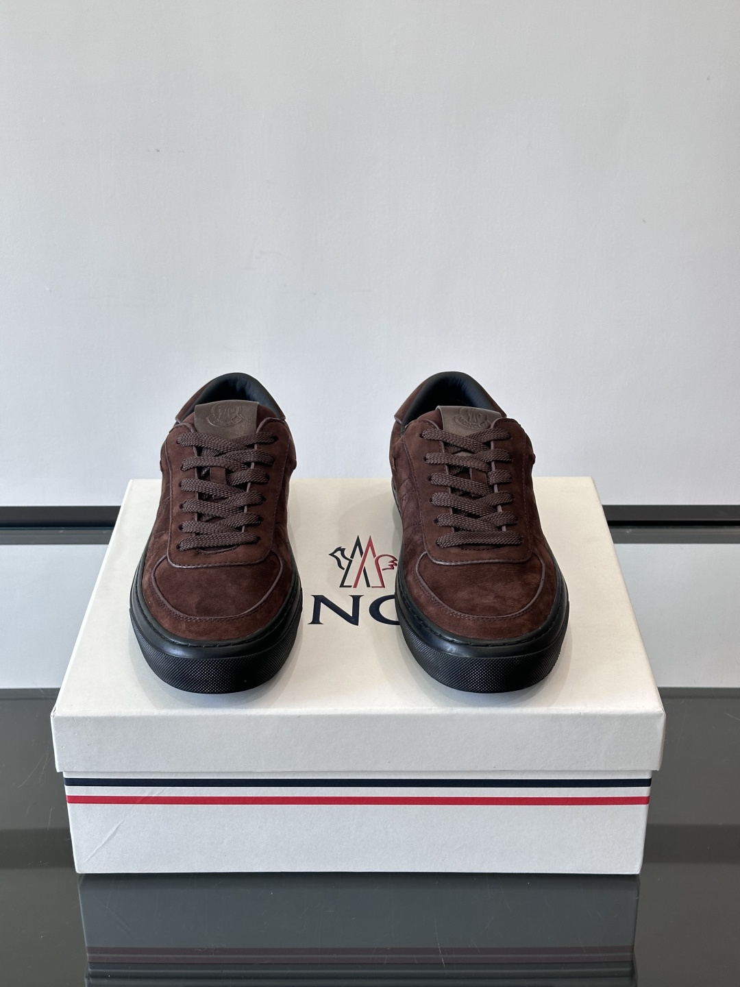 Moncler这款真皮休闲运动鞋，选用优质小牛皮，鞋面简约有质感，内衬柔软，穿着超舒适！橡胶鞋底耐磨防滑