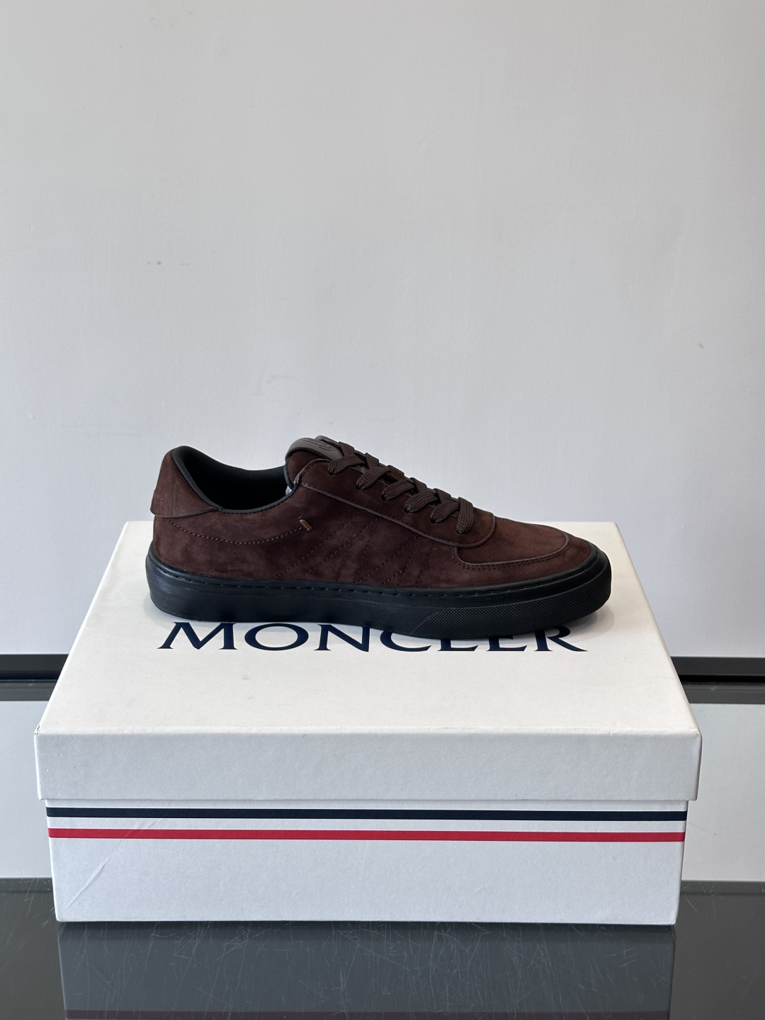 Moncler这款真皮休闲运动鞋，选用优质小牛皮，鞋面简约有质感，内衬柔软，穿着超舒适！橡胶鞋底耐磨防滑