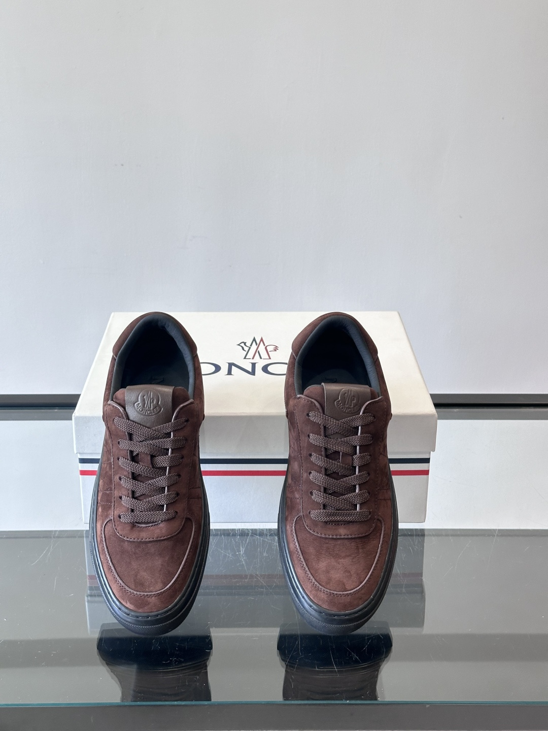 Moncler这款真皮休闲运动鞋，选用优质小牛皮，鞋面简约有质感，内衬柔软，穿着超舒适！橡胶鞋底耐磨防滑