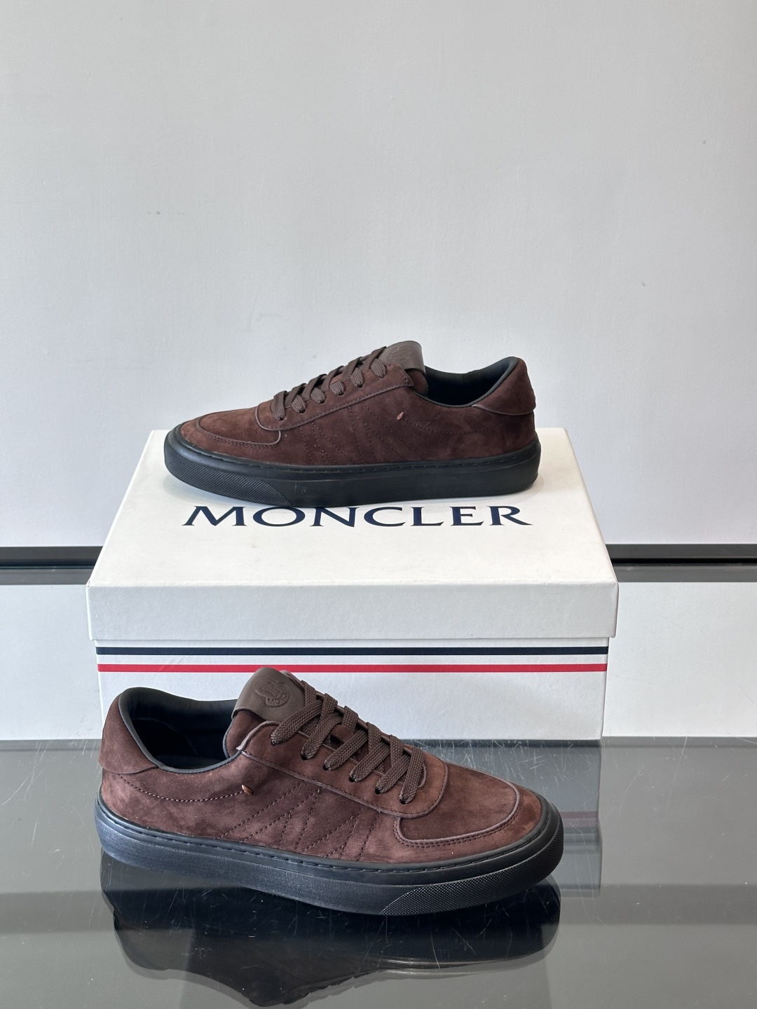 Moncler这款真皮休闲运动鞋，选用优质小牛皮，鞋面简约有质感，内衬柔软，穿着超舒适！橡胶鞋底耐磨防滑