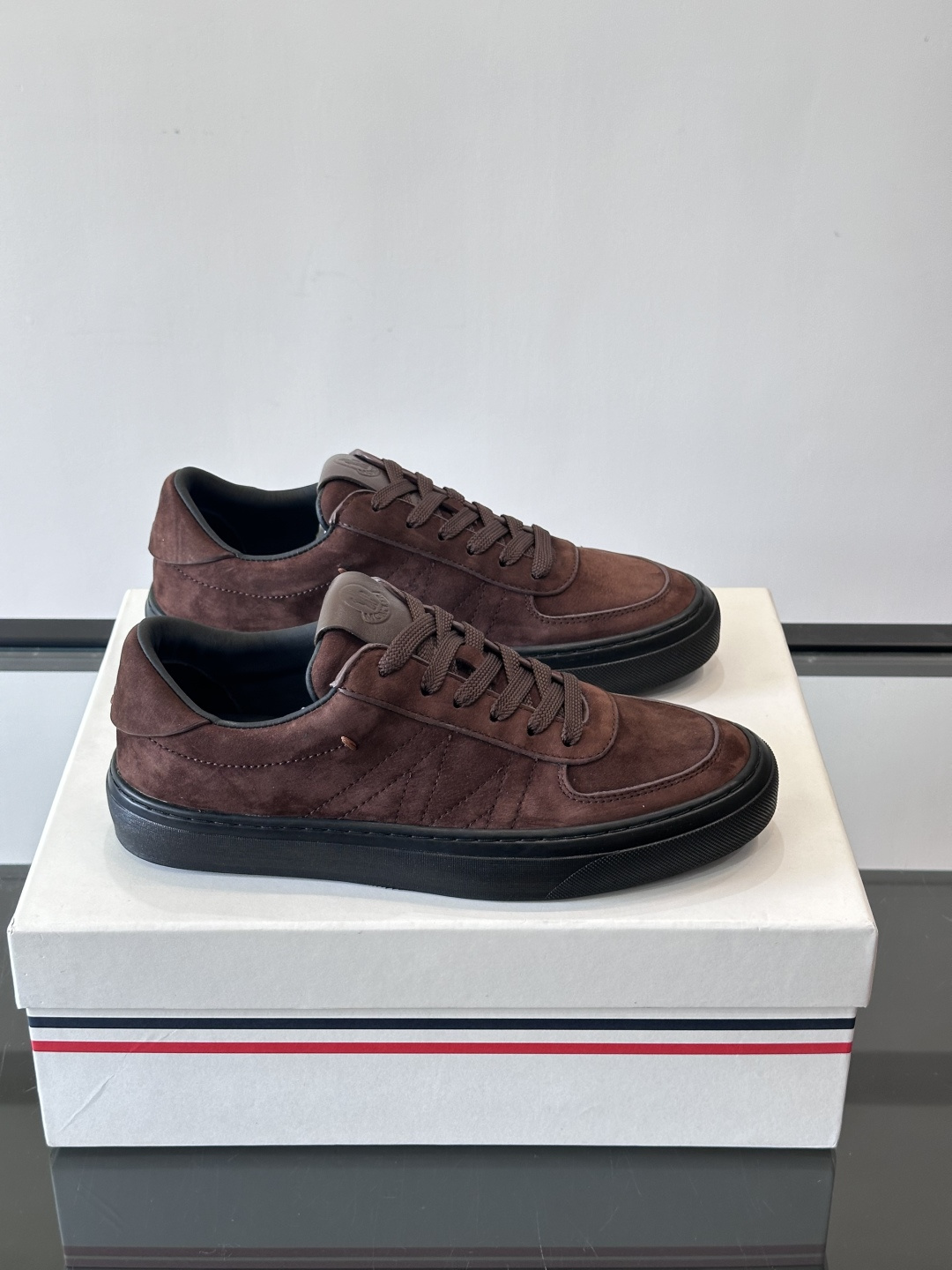 Moncler这款真皮休闲运动鞋，选用优质小牛皮，鞋面简约有质感，内衬柔软，穿着超舒适！橡胶鞋底耐磨防滑