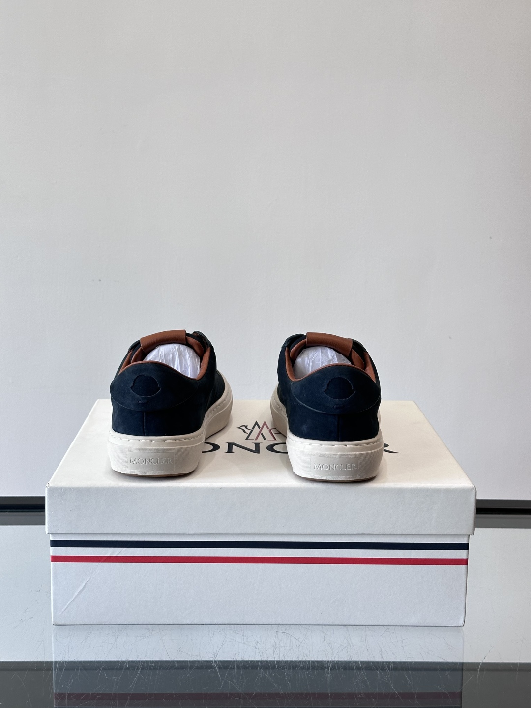 Moncler这款真皮休闲运动鞋，选用优质小牛皮，鞋面简约有质感，内衬柔软，穿着超舒适！橡胶鞋底耐磨防滑