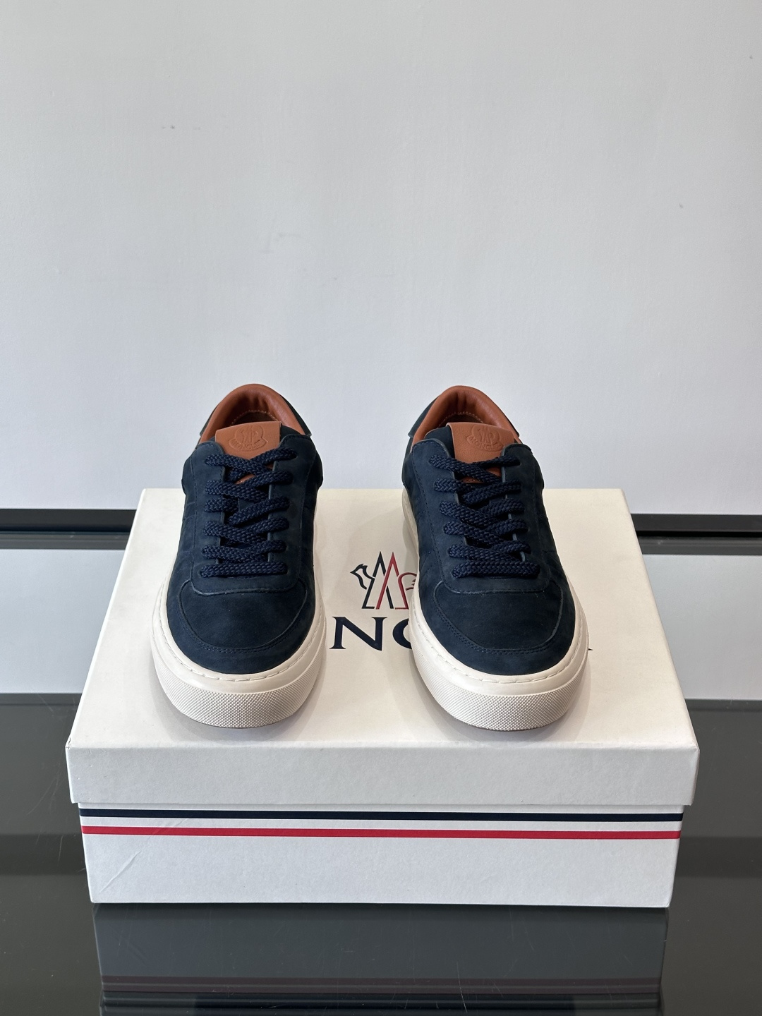 Moncler这款真皮休闲运动鞋，选用优质小牛皮，鞋面简约有质感，内衬柔软，穿着超舒适！橡胶鞋底耐磨防滑