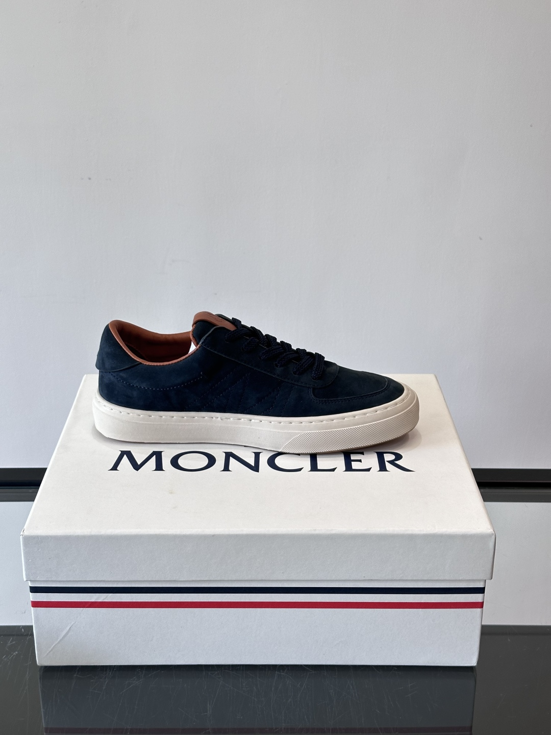 Moncler这款真皮休闲运动鞋，选用优质小牛皮，鞋面简约有质感，内衬柔软，穿着超舒适！橡胶鞋底耐磨防滑