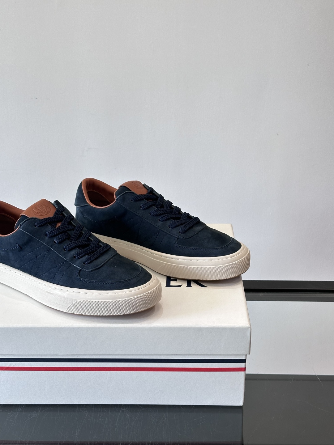 Moncler这款真皮休闲运动鞋，选用优质小牛皮，鞋面简约有质感，内衬柔软，穿着超舒适！橡胶鞋底耐磨防滑